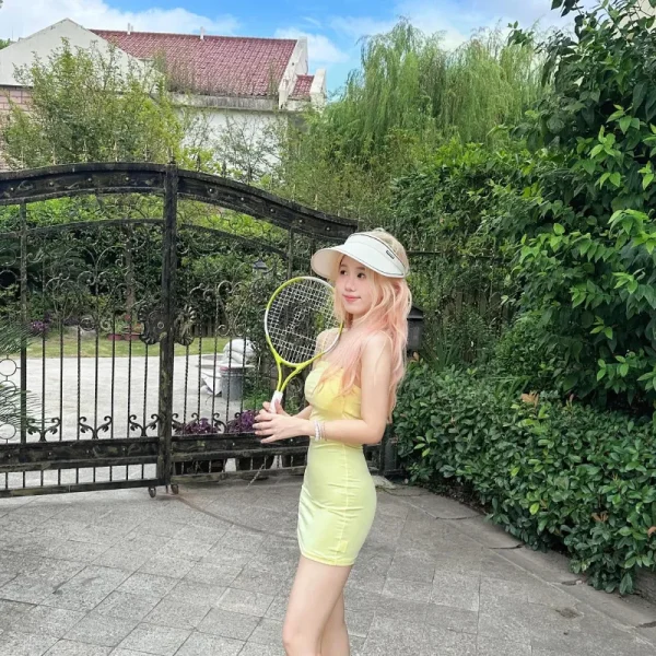 迪拜高端学生女Zeke