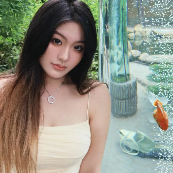 迪拜高端包养女Lucy