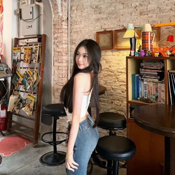 波士顿高端包养女Laura