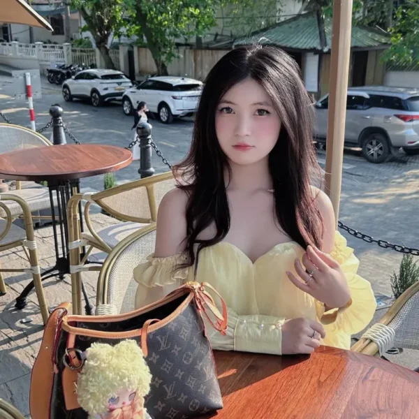 波士顿高端包养女Selah